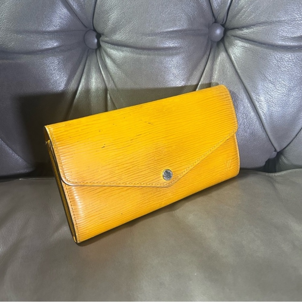 Louis Vuitton™ Yellow Wallet | Vintage - Picture 10 of 11
